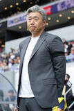 「喪章を着けた高木監督　Ｊリーグ」の画像1