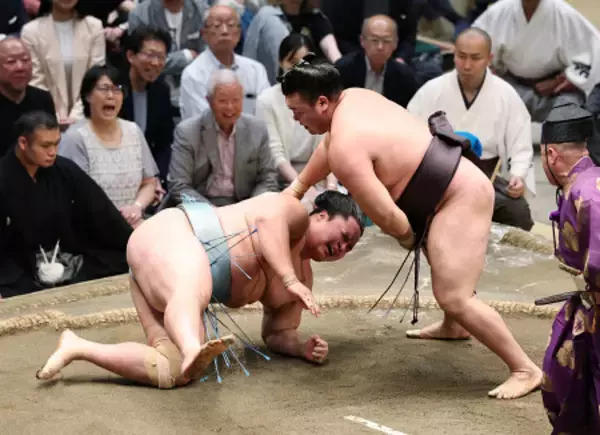 大関霧島、２敗堅持