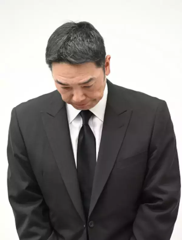 阿部慎之助氏、涙の辞任会見