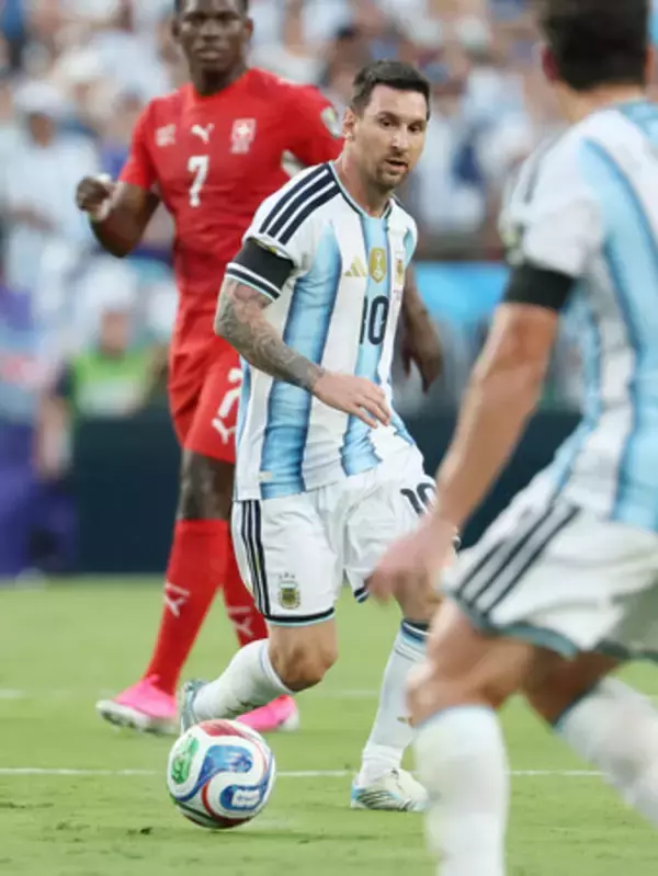 アルゼンチン、喪章巻いてプレー＝Ｗ杯サッカー