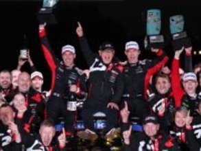 喜ぶトヨタチーム