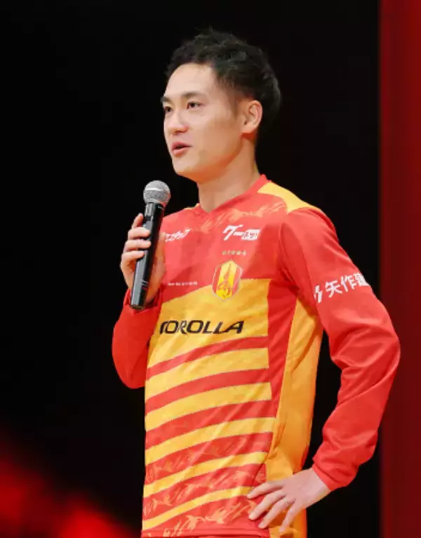 あいさつする小屋松　Ｊリーグ