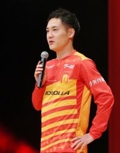 あいさつする小屋松　Ｊリーグ