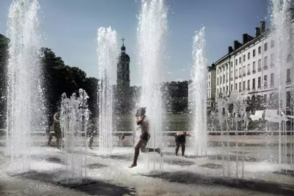 熱波、噴水でしのぐ