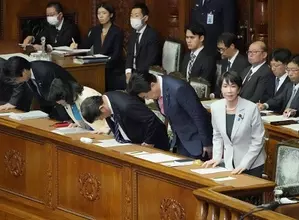 一礼する高市首相ら