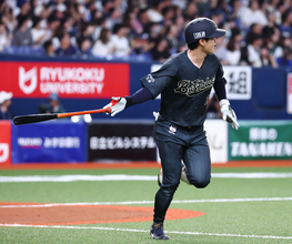 先制ソロを放つ太田　プロ野球