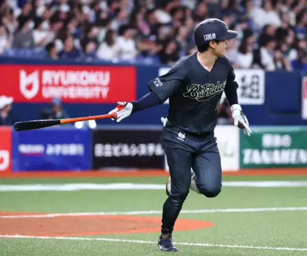 先制ソロを放つ太田　プロ野球