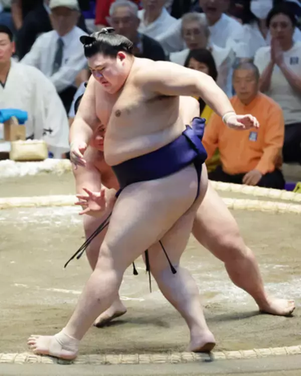 明暗分かれた両横綱＝大相撲名古屋場所