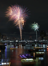 東京の夜空を彩る隅田川花火大会