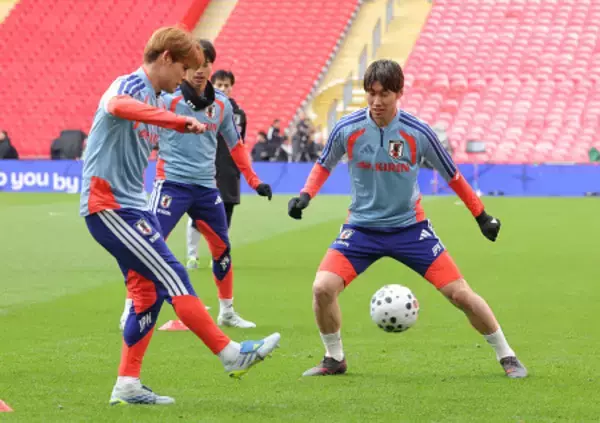 練習する鎌田　サッカー日本代表