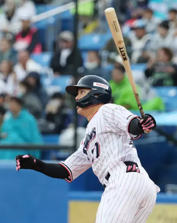 「伊藤の同点ソロ　プロ野球」の画像
