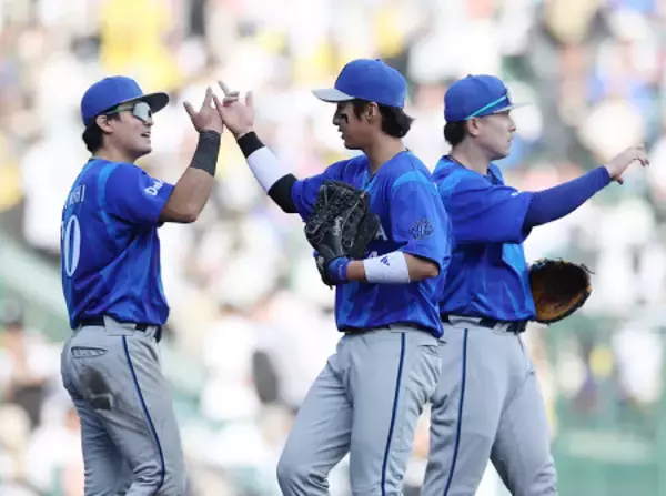 喜ぶ度会ら　プロ野球