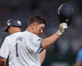 「歓声に応える栗山　プロ野球」の画像1