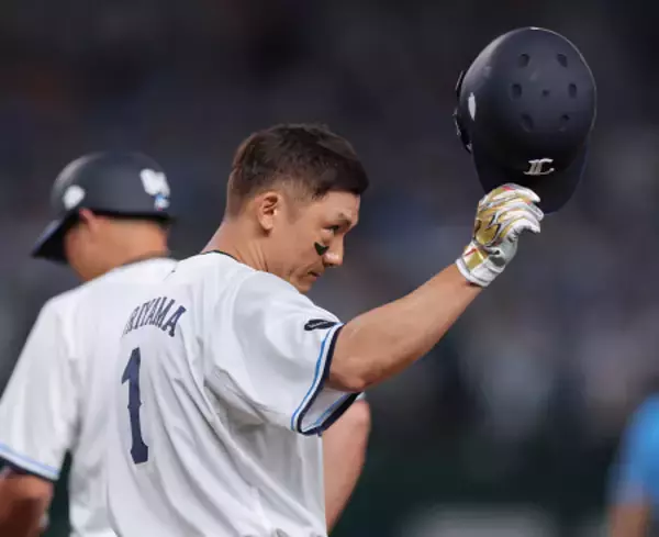 歓声に応える栗山　プロ野球