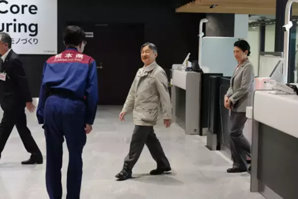 両陛下、熊本地震被災地に＝避難所でお見舞い、黙礼も