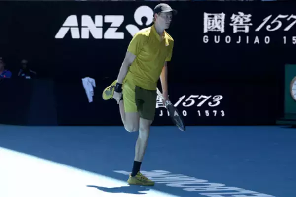 シナー、足の痛み耐え１６強＝猛暑の中断が恵みに―全豪テニス