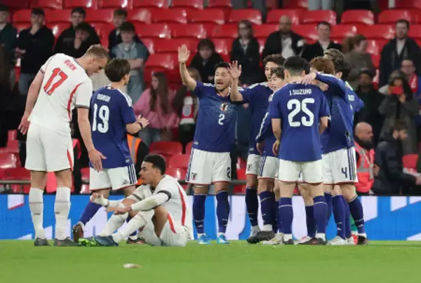 「喜ぶ日本代表イレブン　サッカー」の画像