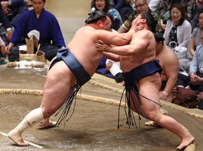 鉄人玉鷲、気迫の初白星＝４１歳、けがに負けず―大相撲夏場所