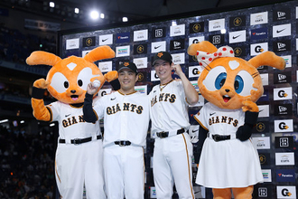 笑顔の則本と松本　プロ野球