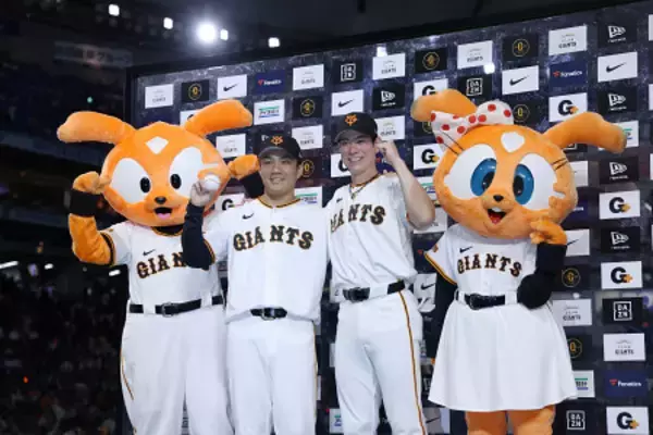 笑顔の則本と松本　プロ野球