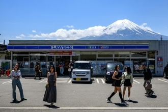 観光客殺到の富士山撮影スポット　「目隠し」設置工事に遅れ