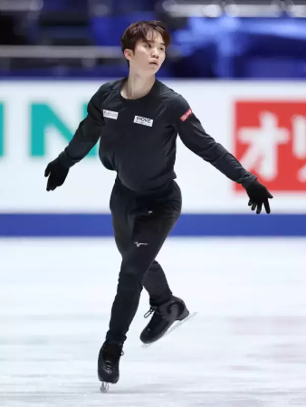 調整する友野　全日本フィギュア