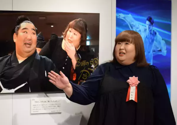 かなでさん、報道写真展開幕式に登場