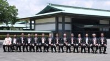 皇居で大綬章親授式