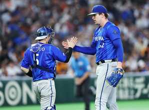 喜ぶレイノルズと松尾　プロ野球