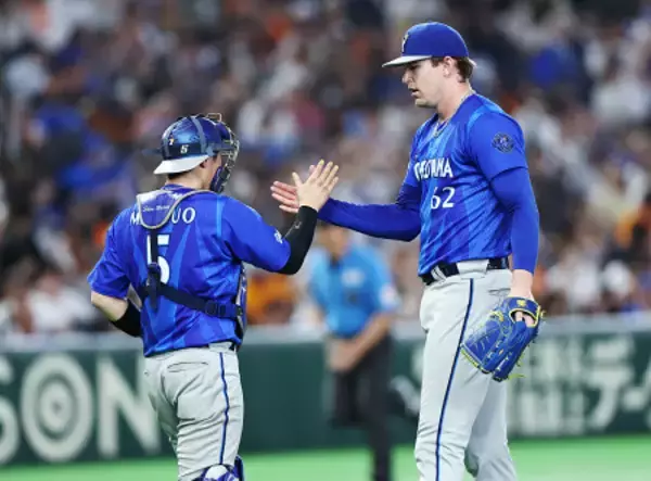 喜ぶレイノルズと松尾　プロ野球