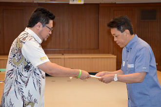 沖縄県議団、防衛副大臣に意見書提出