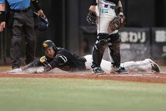 生還する山本祐　プロ野球