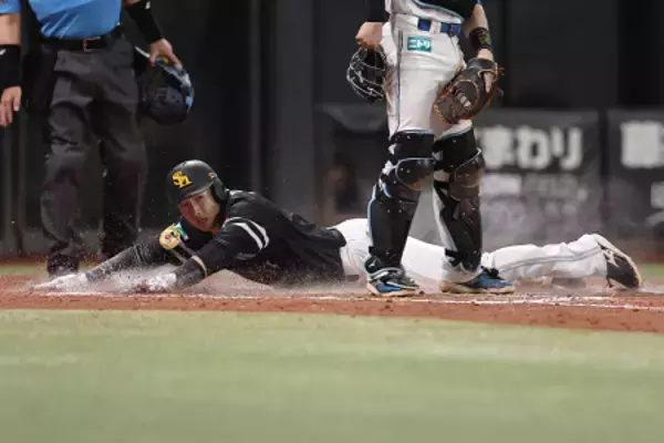 生還する山本祐　プロ野球