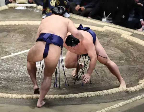 朝白龍の押し出し