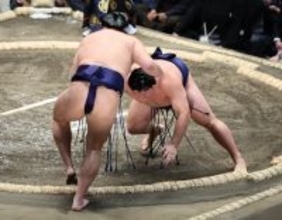 朝白龍の押し出し