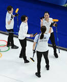 「日本、価値ある初白星＝連敗引きずらず強豪撃破―カーリング女子〔ミラノ・コルティナ五輪〕」の画像1