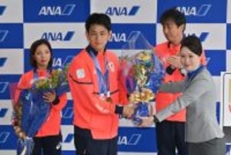 花束を贈られる三浦、木原組　五輪