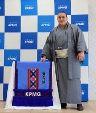 化粧まわしの贈呈式に出席した安青錦