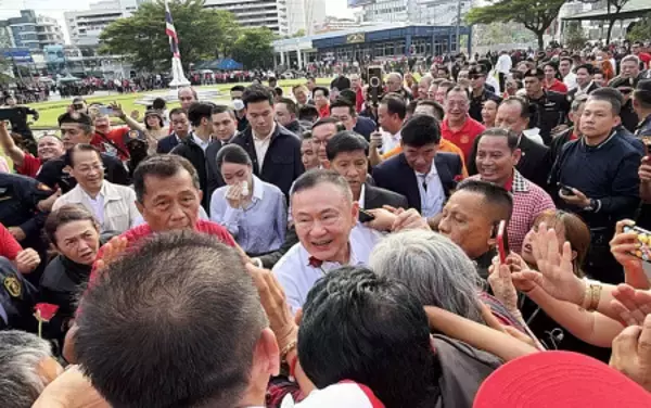 タクシン元首相を仮釈放　
