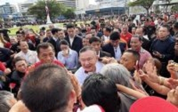 タクシン元首相を仮釈放　