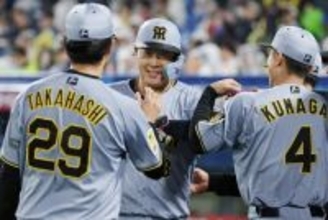 迎えられる大山　プロ野球