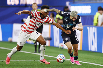 攻め上がるエンシソ　Ｗ杯サッカー