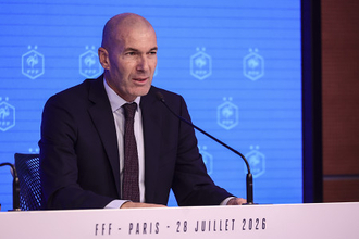 記者会見するジダン氏　サッカー