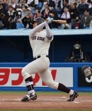 安打を放つ清宮　東京六大学野球