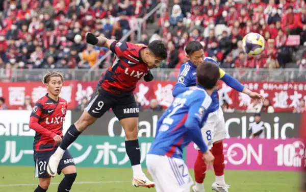 ゴールを決めるレオセアラ　Ｊリーグ