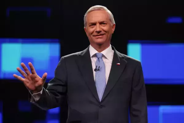 右派カスト氏当選