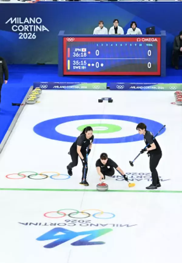 ストーンを投じる小谷　五輪