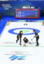 ストーンを投じる小谷　五輪