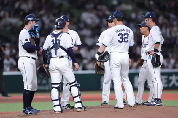 マウンドに集まる西武ナイン　プロ野球