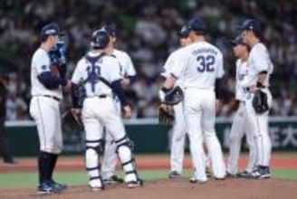 マウンドに集まる西武ナイン　プロ野球